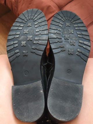 Botines negros con tachuelas y hebillas
