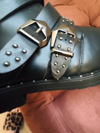 Botines negros con tachuelas y hebillas