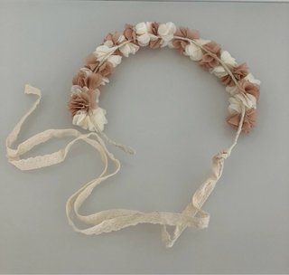 Corona flores niña ceremonia beige