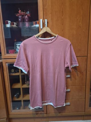 Camiseta rosa y blanca