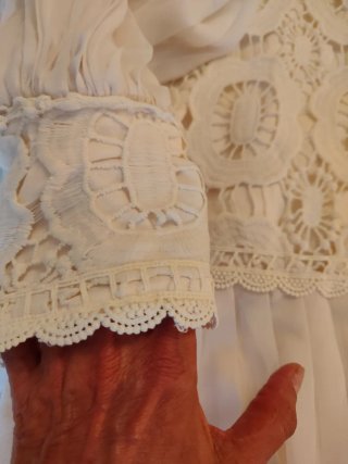 Vestido marfil encaje manga abullonada