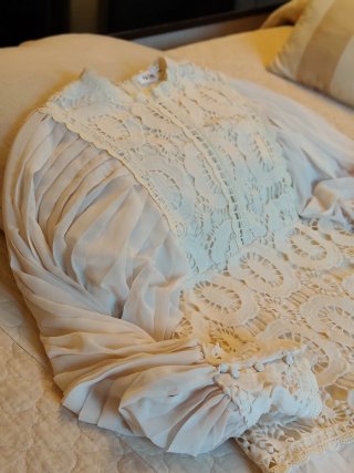 Vestido marfil encaje manga abullonada