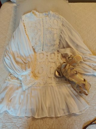 Vestido marfil encaje manga abullonada
