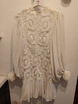 Vestido marfil encaje manga abullonada