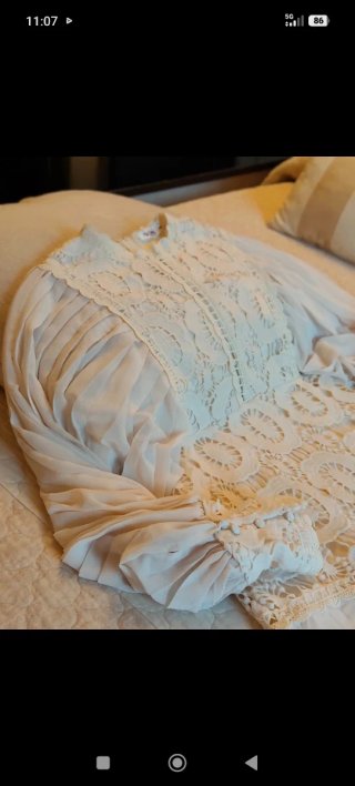 Vestido marfil encaje manga abullonada