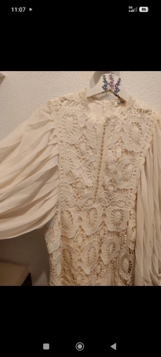Vestido marfil encaje manga abullonada