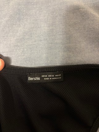 Top Asimétrico Bershka Negro Talla XS