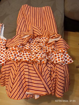 Traje de flamenca con volantes, de dos piezas