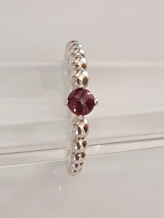Anillo Pandora con piedra frambuesa