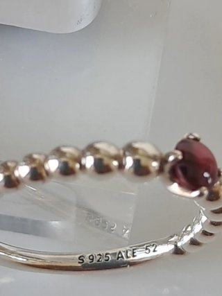 Anillo Pandora con piedra frambuesa