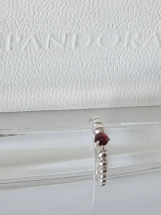 Anillo Pandora con piedra frambuesa