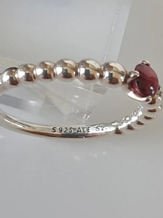 Anillo Pandora con piedra frambuesa