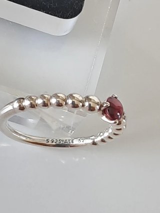 Anillo Pandora con piedra frambuesa