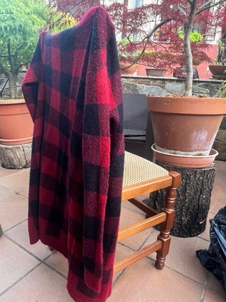 Cárdigan de punto a cuadros rojo y negro