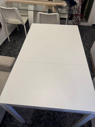 Mesa de comedor Ikea extensible con 4 sillas