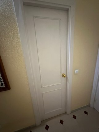5 Puertas Blancas con Pomo Dorado.