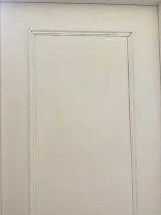 5 Puertas Blancas con Pomo Dorado.