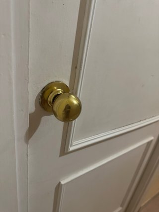 5 Puertas Blancas con Pomo Dorado.