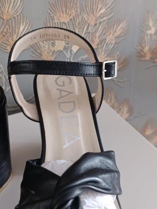 Sandalias de piel negras con plataforma