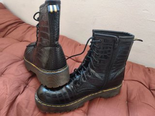 Botas negras con cordones y cremallera