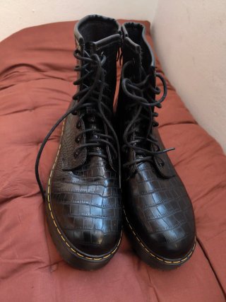 Botas negras con cordones y cremallera
