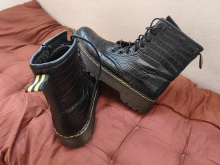 Botas negras con cordones y cremallera