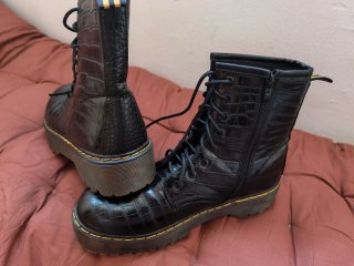Botas negras con cordones y cremallera