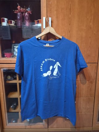 Camiseta azul con estampado de animales
