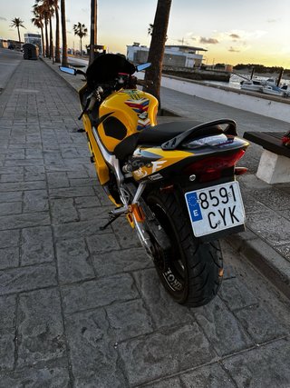 Honda CBR 600F Amarilla