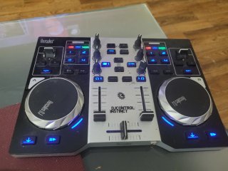 Controladora DJ Hercules DJControl Instinct