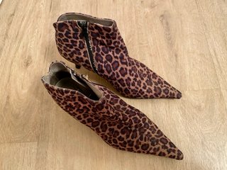 Botines de tacón con estampado de leopardo