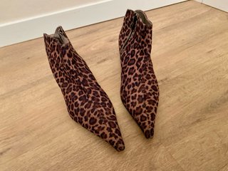 Botines de tacón con estampado de leopardo