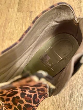 Botines de tacón con estampado de leopardo