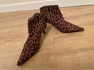 Botines de tacón con estampado de leopardo