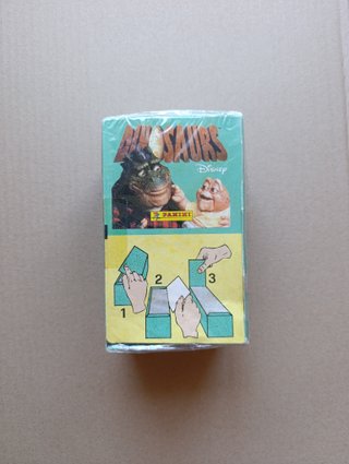 Caja 100 sobres cromos Disney Dinosaurs