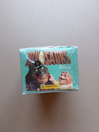 Caja 100 sobres cromos Disney Dinosaurs