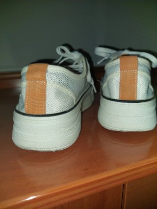 Zapatillas beige y naranjas