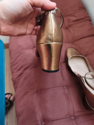 Zapatos dorados tacón Mary Jane