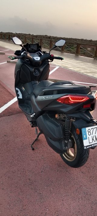 Yamaha XMAX 300 Negra y Dorada
