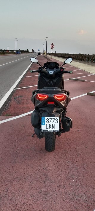 Yamaha XMAX 300 Negra y Dorada