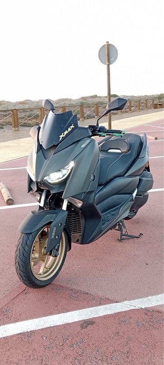 Yamaha XMAX 300 Negra y Dorada