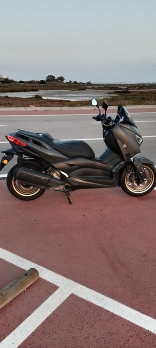 Yamaha XMAX 300 Negra y Dorada