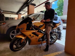 Triumph Daytona 675 Amarilla