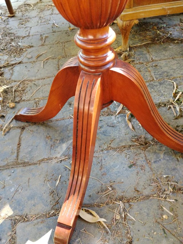 Mesa velador de madera