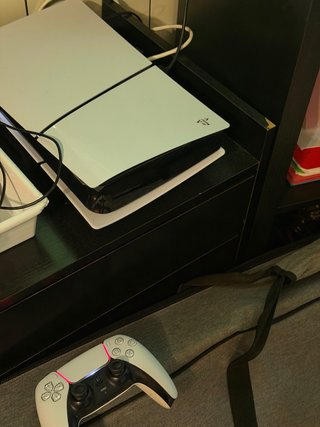 Consola PS5 Slim Blanca con 2 mandos y un juego