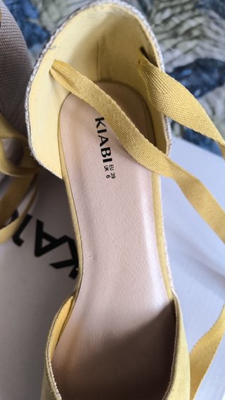 Sandalias cuña mostaza Kiabi talla 39