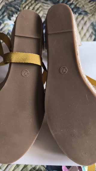 Sandalias cuña mostaza Kiabi talla 39
