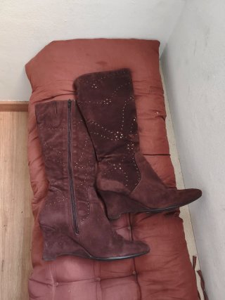 Botas de ante con tachuelas
