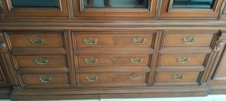 Mueble clásico madera nogal con vitrinas