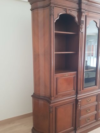 Mueble clásico madera nogal con vitrinas